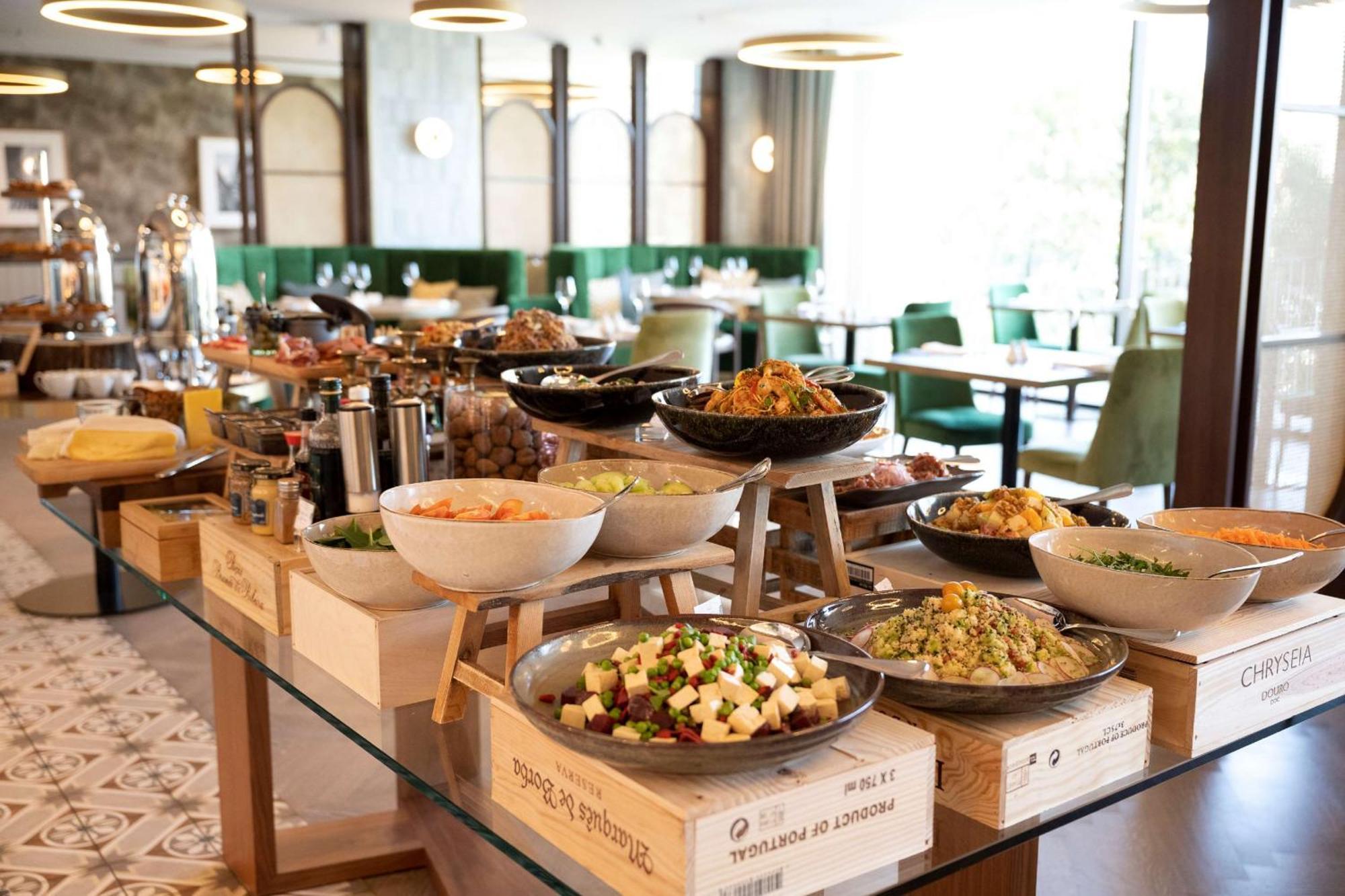 Boeira Garden Hotel Porto Gaia, Curio Collection By Hilton Вила Нова ди Гая Екстериор снимка Buffet at the restaurant