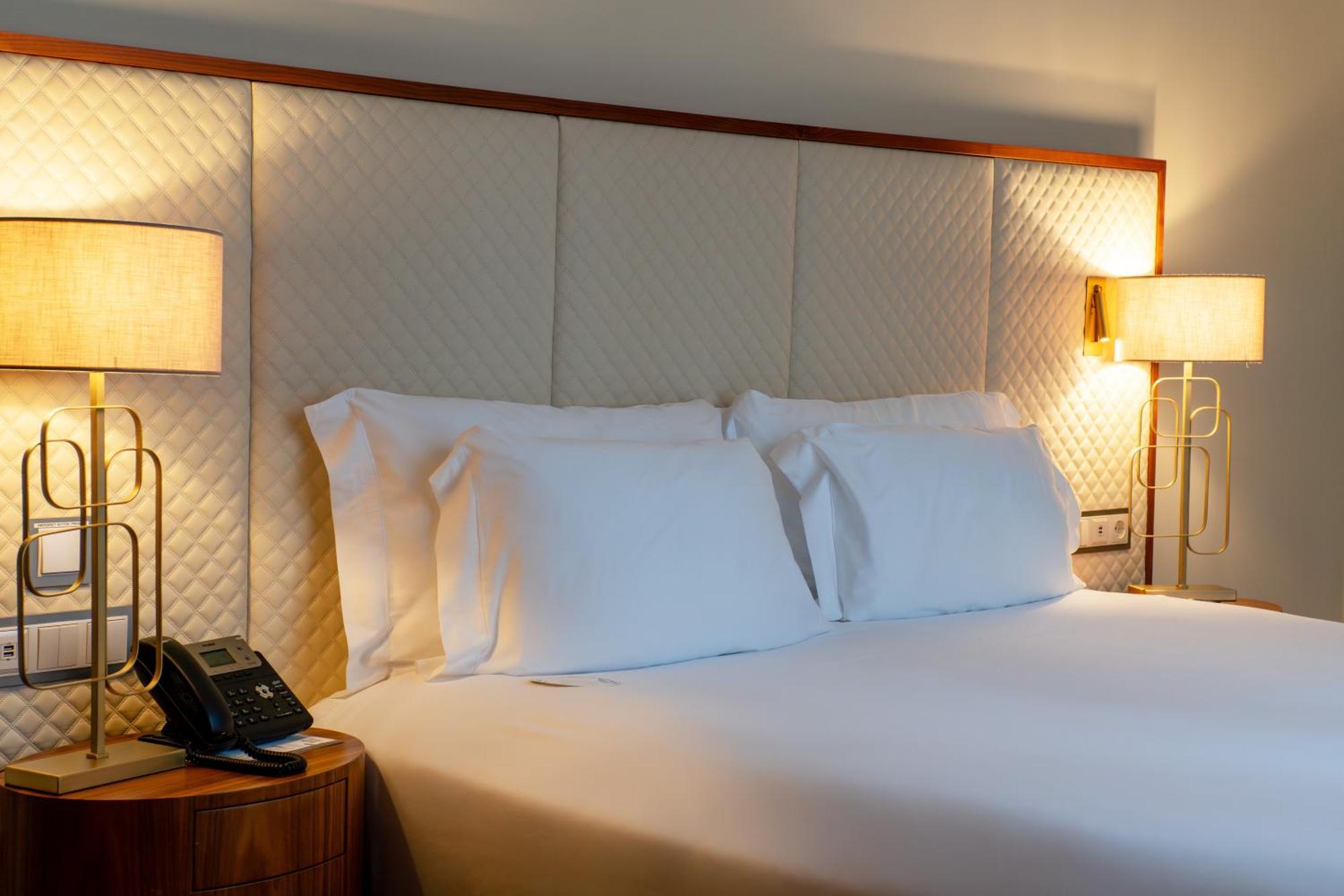 Boeira Garden Hotel Porto Gaia, Curio Collection By Hilton Вила Нова ди Гая Екстериор снимка A bed with a headboard
