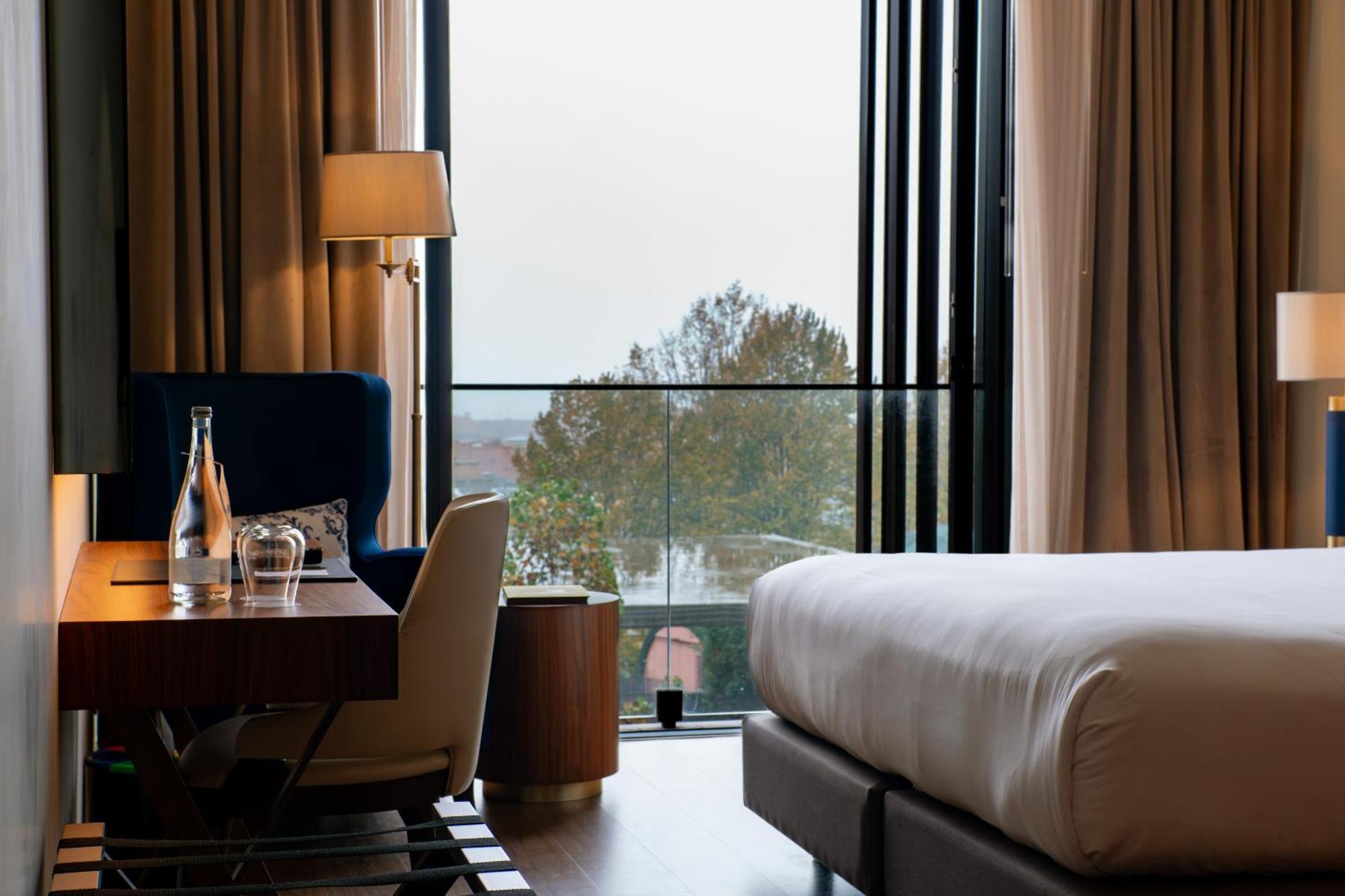 Boeira Garden Hotel Porto Gaia, Curio Collection By Hilton Вила Нова ди Гая Екстериор снимка A room at the hotel